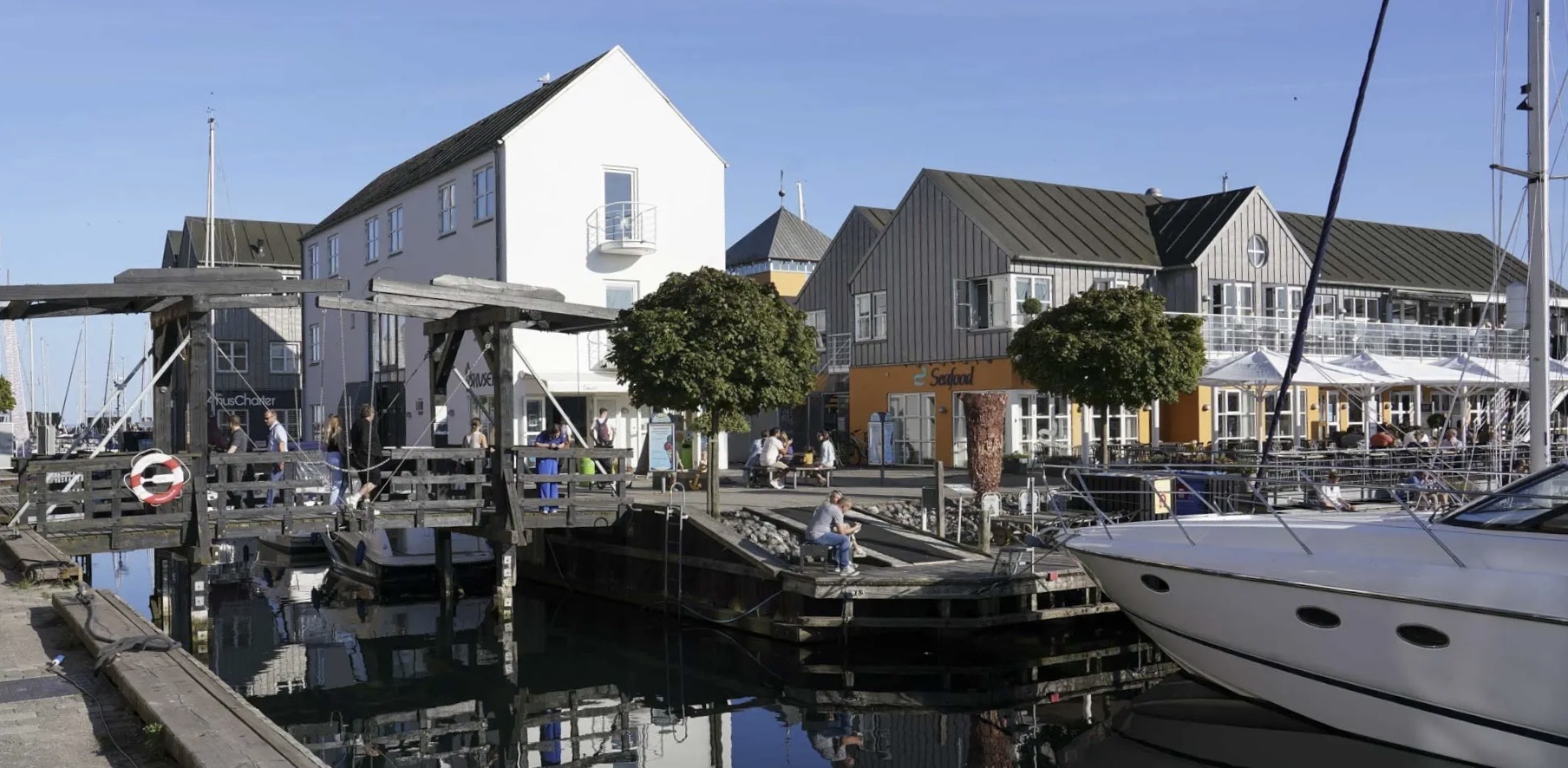 Havnemiljøet på Marselisborg Lystbådehavn med restauranter, mennesker og både